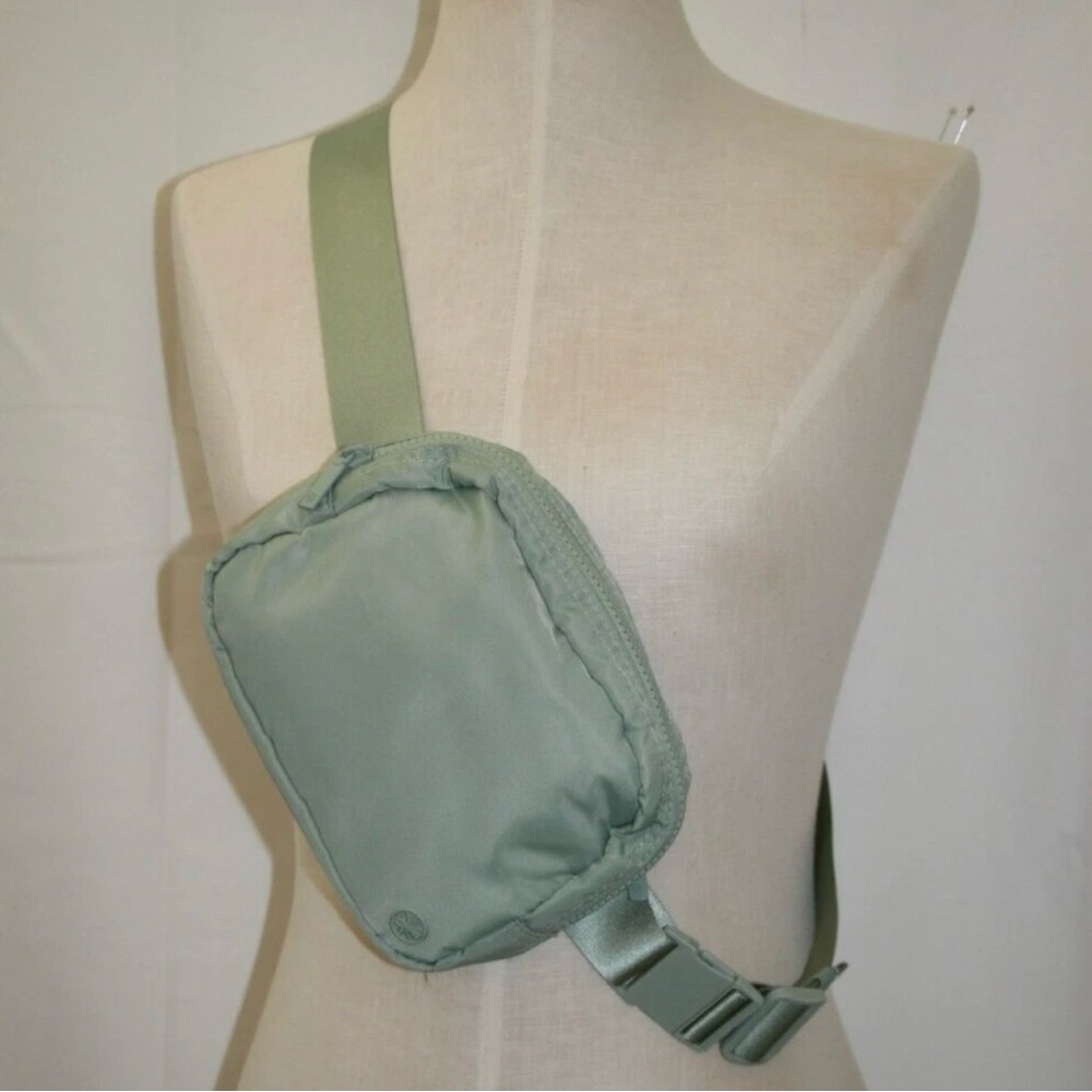 Gaiam Green Belt Bag Fanny Pack Waist Pack Sidekick Zip Closure Pockets
